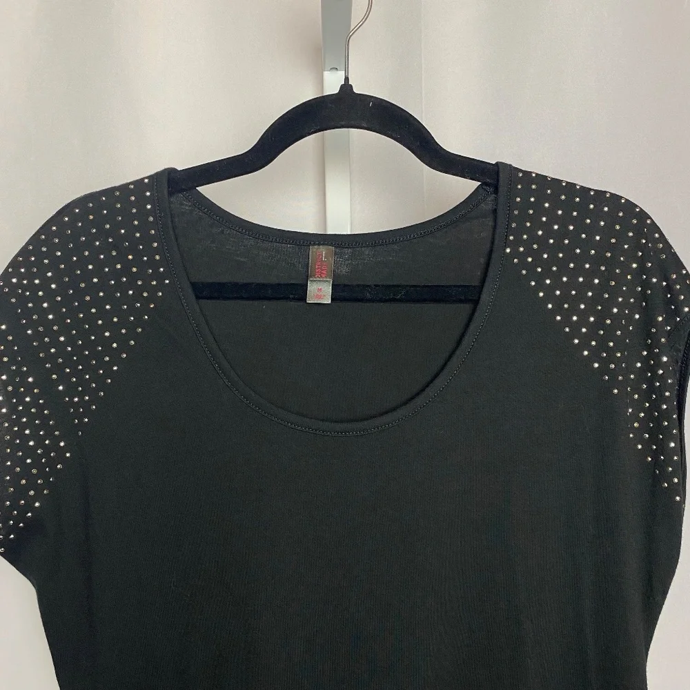 💙5/$15 District Made Womenʻs Black w/ Silver Sequins Cap Sleeve Blouse Medium